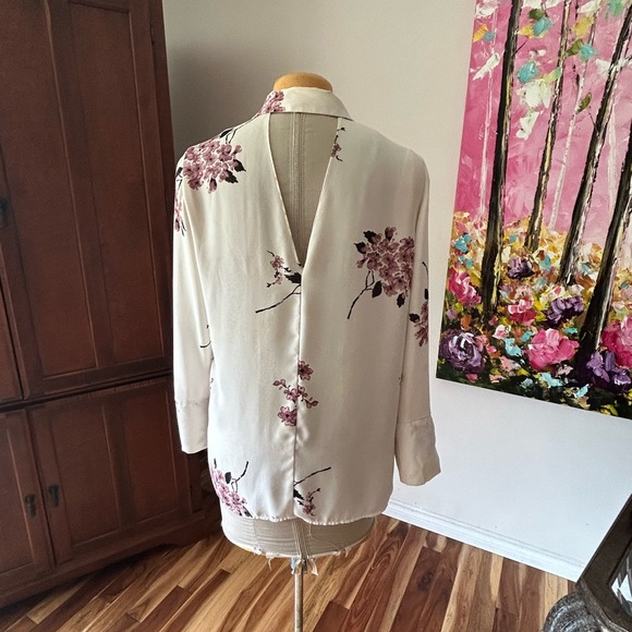 Ladies Dress/Casual blouse. Cream/white, purple flowers. Keyhole back. EUC Sz M - Picture 4 of 6